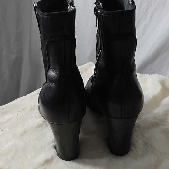 Clarks Black Leather Heeled Ankle Boots  Size 10 - Picture 4 of 7